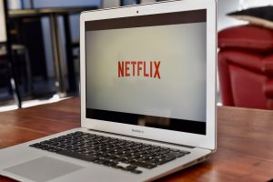 Netflix logo on the screen of an Apple Macbook Air